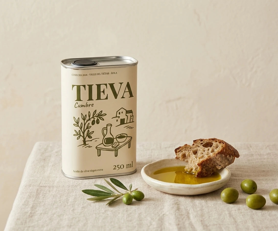 La lata Cumbre junto a un plato con aceite, pan y aceitunas verdes